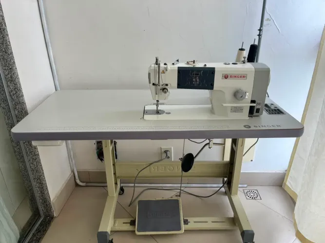 Maquina de Costura Reta Singer