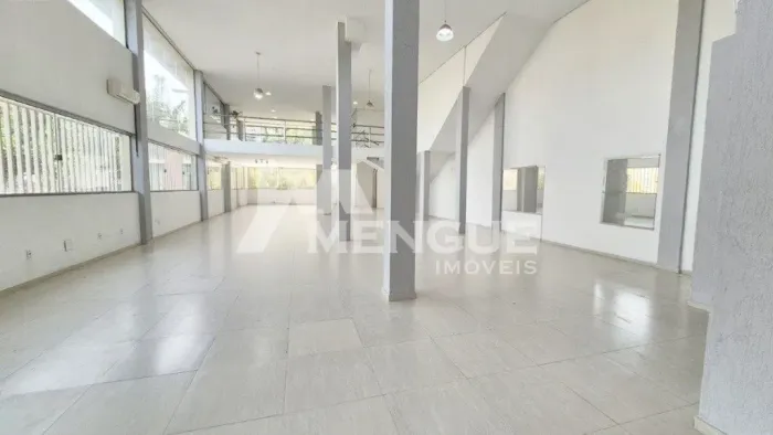 Loja com 380 m², no bairro Jardim Itu Sabará em Porto Alegre