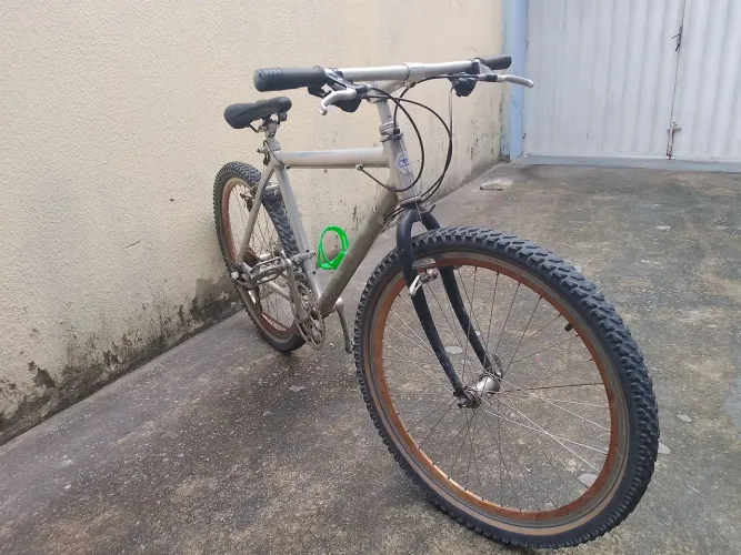 Bicicleta toda em alumínio muito bem conservada