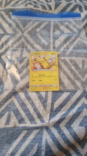 Figurinha rara do pikachu importado da irlanda