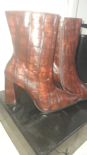 Bota Cano Curto Marrom Textura Cobra/Croco - Linda!