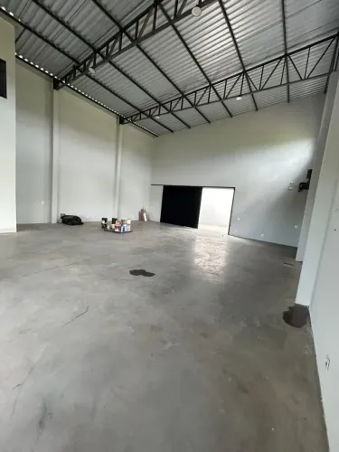 Aluga-se Excelente galpão Comercial, com construção nova, pé direito alto e entrada para c