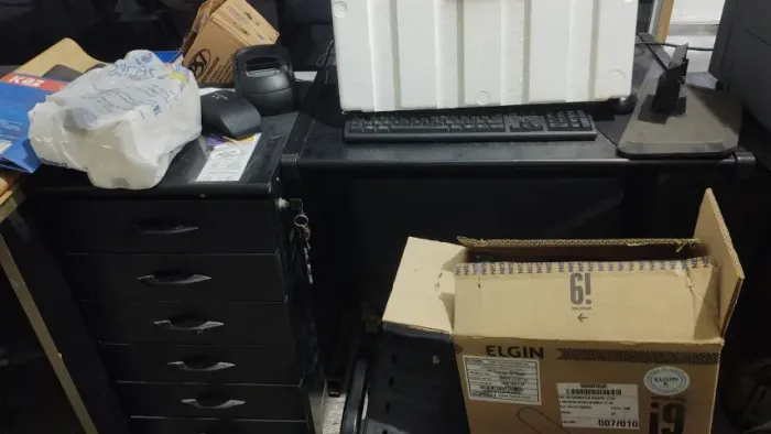 Mesa de escritório com gaveteiro