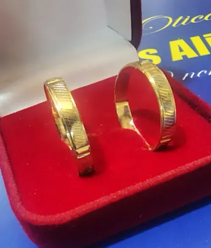 Alianças Ouro 18 kilates Trabalhadas Peso 5 Gramas 5 mm Retas Maciça                      
