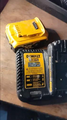 Um carregador de bateria dwalt mas duas baterias 20v