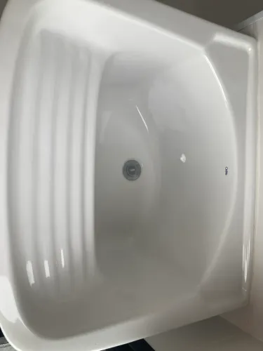 Tanque de lavar roupa com esfregador