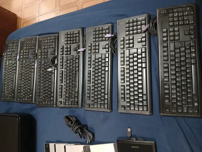 Venda de teclados, são 7 no total, todos sai por $100