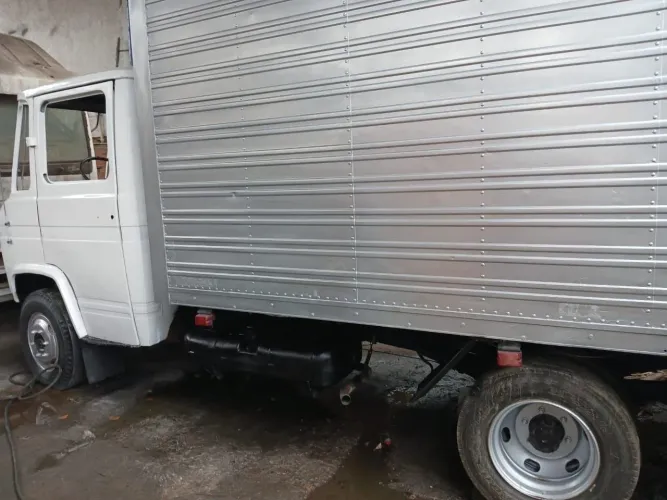CAMINHÃO BAÚ Mercedes benz ano78, com DIREÇÃO ELÉTRICA