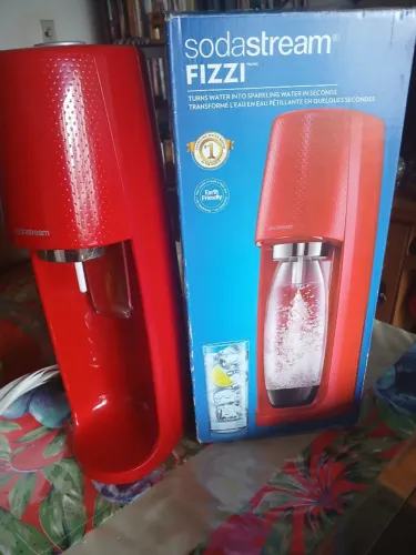 Máquina de Gaseificar bebidas SodaStream Fizzi (água com gás)