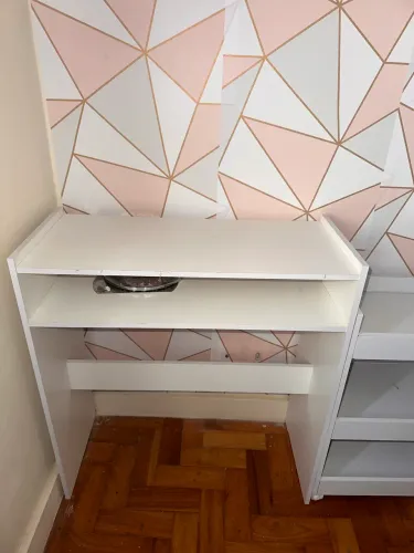 Vendo essa prateleira e essa mesinha de fazer unha.. está muito tempo parada.
