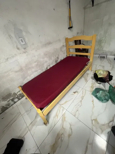 Cama de madeira pura