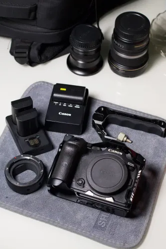 Câmera Canon R7 + Cage Smallrig + Adaptador Ef Viltrox