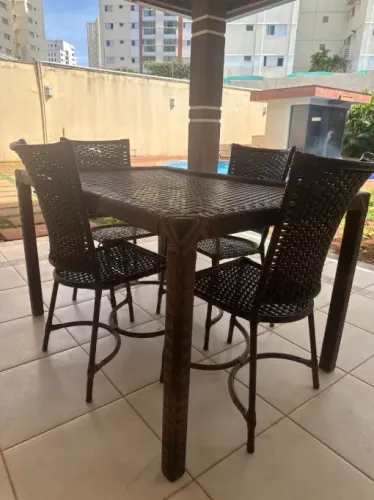 Conjunto de mesa em vime 