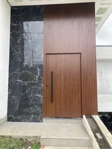 Porta alumínio ripado