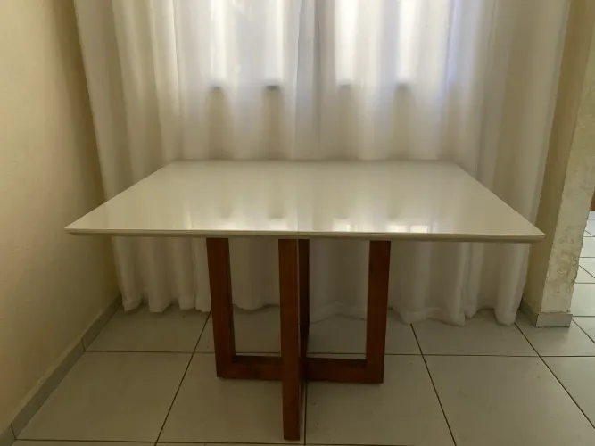 Mesa de Vidro com pés de Madeira