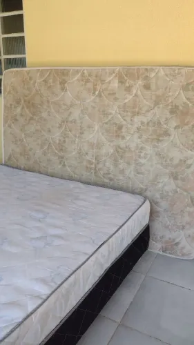 Vende-se uma cama box c/ o colchão 