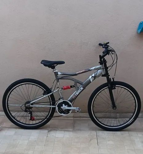 Bicicleta aro 26 com 21 marchas revisada com suspensão nada para consertar