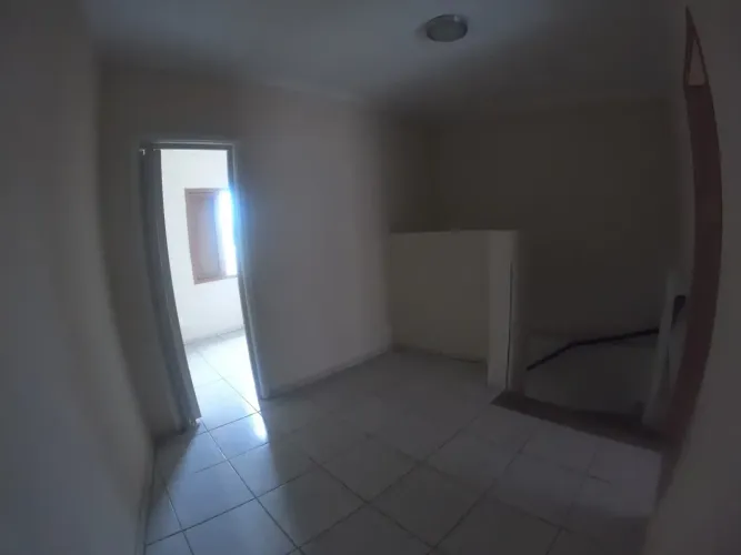 Terreno comercial de 300 metros e um prédio comercial e residencial.