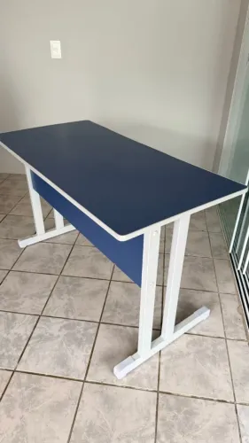 Mesa para escritório - simples- pé de metal.