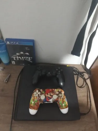 PS4 slim + 2 controles