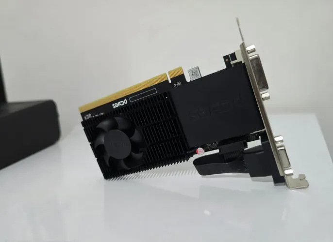 Placa de Vídeo AMD Radeon R5 220 2GB DDR3