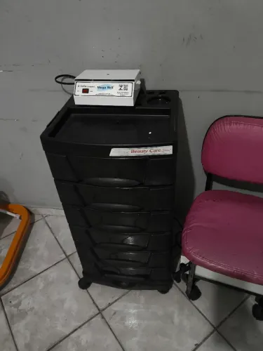 Carrinho auxiliar com gaveta, tomada e porta escova