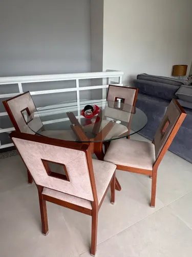 Vendo mesa de madeira com tampo de vidro