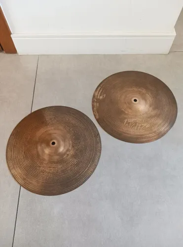 ## VENDIDOS ## Pratos chimbal de bateria Zildjian Scimitar 13