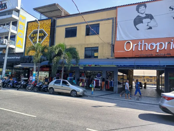 BEM CONSERVADO E ÓTIMA LOCALIZAÇÃO NO CENTRO COMERCIAL DE VILAR DOS TELES SÃO JOÃO DE MERI