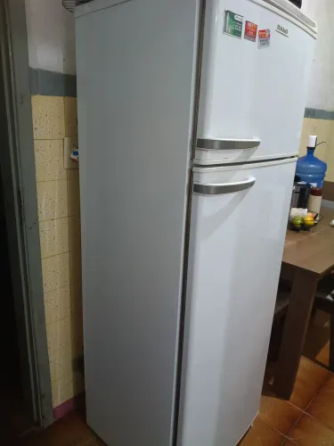Vende-se geladeira e fogão!