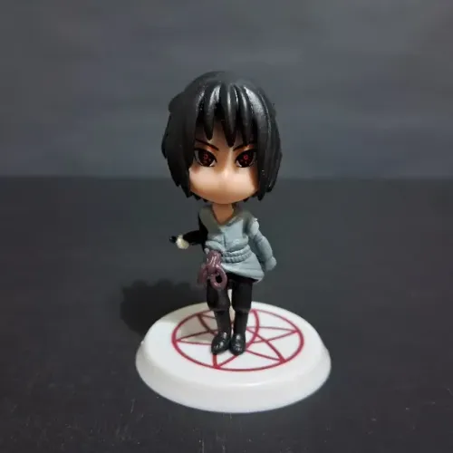 Mini Estatueta Sasuke Uchiha Naruto Shippuden 7cm Com Base PVC Colecionável
