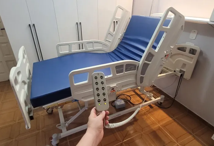 Vendo cama hospitalar usada em excelente estado de funcionamento e conservação.