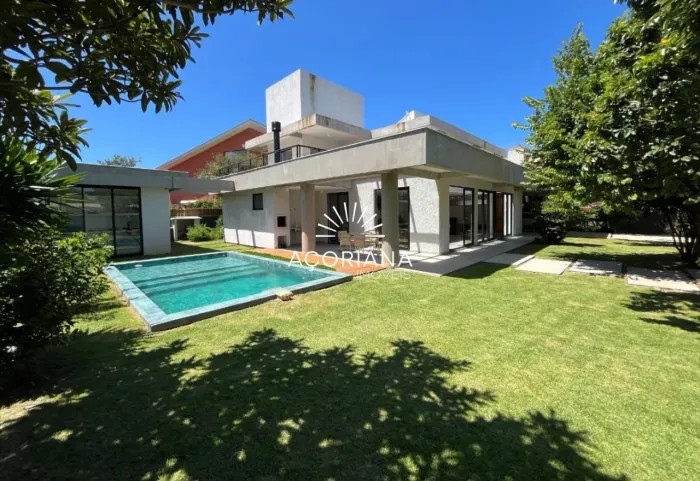 Casa Semi Mobiliada à Venda no Campeche com 6 Quartos e 512 m²