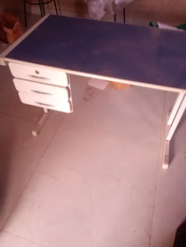 Mesa para escritório com a cadeira