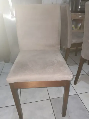 Vende-se cadeiras almofadada de madeira.
