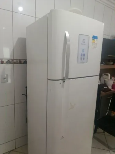 Vende-se geladeira Eletrolux.