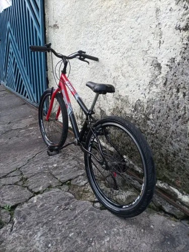 Bicicleta aro 24 pneus praieiro obs o banco está rasgado quem compra dou um banco novo