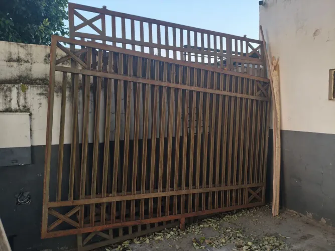 VENDE-SE CONJUNTO DE GRADES E PORTÃO DE CORRER