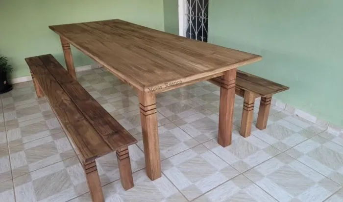 Mesa com 2 bancos