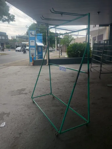 Suporte para vasouras com rodinhas