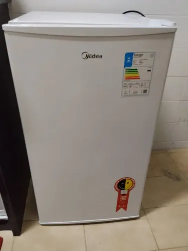 Frigobar Midea de 96 Litros