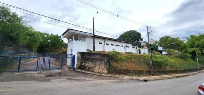 Aluguel de Galpão Comercial em Salvador-BA, Bairro Pirajá: 6 Salas, 3 Banheiros, 15 Vagas