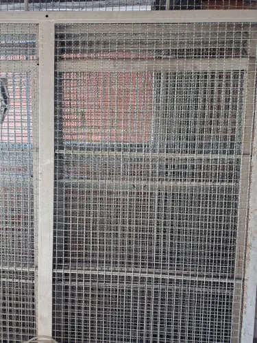 Tela de ferro resistente, ideal para cercamento, divisórias ou proteção  são 5  telas 
