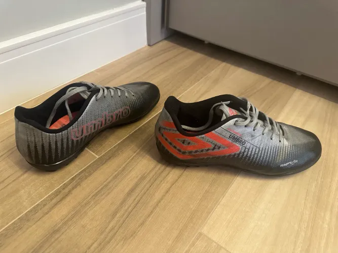 2 Chuteiras Umbro (Sintético + Futsal)