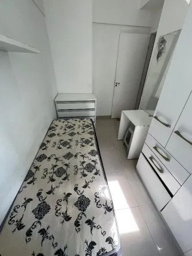 Quarto Feminino Confortável a 200m do Metrô Imbuí - Cond. com Piscina e Garagem