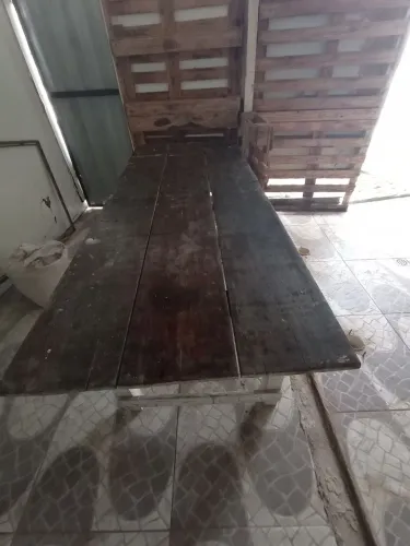 Mesa de madeira de demolição