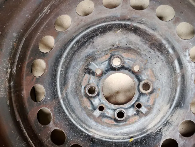 Aro 16 de ferro montado com pneu