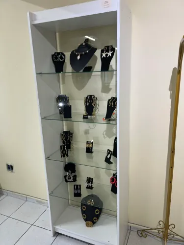 Armário vitrine vidro e MDF branco