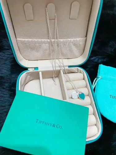 Colar tiffany & Co coração duplo 