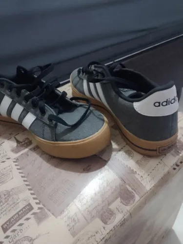 Tênis Adidas